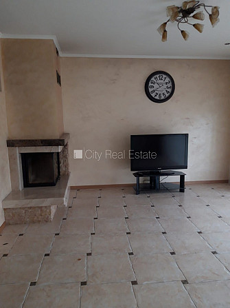 Rindu māja, labiekārtots apzaļumots pagalms, slēgta teritorija, teritorijas iebrauktuves vārti Jūrmala - foto 2