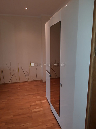 Rindu māja, labiekārtots apzaļumots pagalms, slēgta teritorija, teritorijas iebrauktuves vārti Jūrmala - foto 9