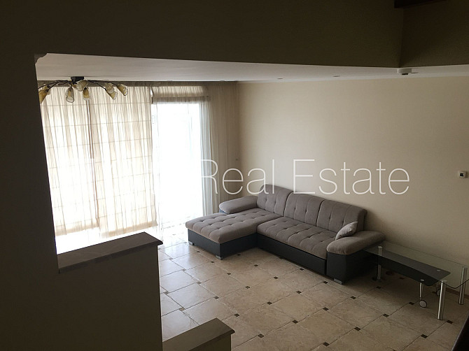 Rindu māja, labiekārtots apzaļumots pagalms, slēgta teritorija, teritorijas iebrauktuves vārti Jūrmala - foto 3