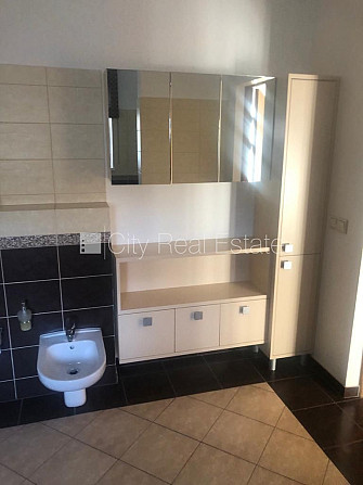 Rindu māja, labiekārtots apzaļumots pagalms, slēgta teritorija, teritorijas iebrauktuves vārti Jūrmala - foto 16