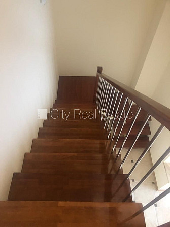 Rindu māja, labiekārtots apzaļumots pagalms, slēgta teritorija, teritorijas iebrauktuves vārti Jūrmala - foto 7