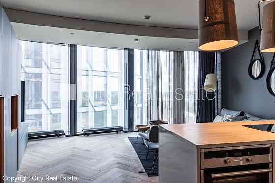 Реставрированный дом, лестничная клетка после косметического ремонта, окна Рига