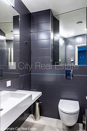 Реставрированный дом, лестничная клетка после косметического ремонта, окна Рига - изображение 9