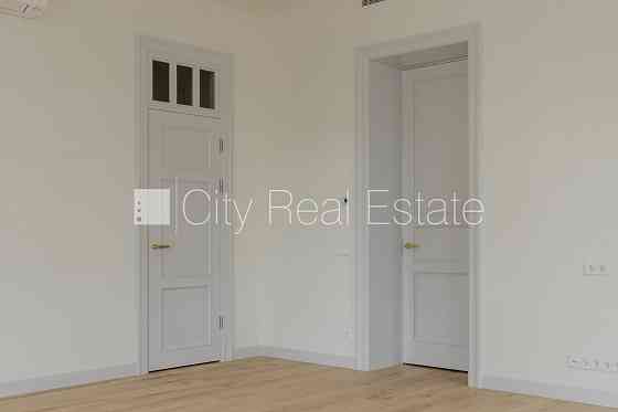 Фасадный дом, реновированный дом, установлены солнечные панели , подземная Рига