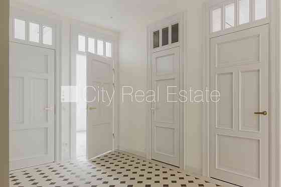 Фасадный дом, реновированный дом, установлены солнечные панели , подземная Рига