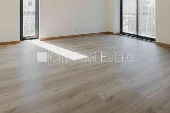 Фасадный дом, реновированный дом, установлены солнечные панели , закрытый двор, Рига