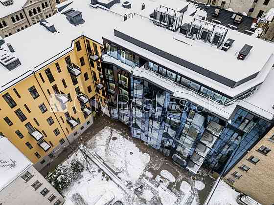 Фасадный дом, реновированный дом, установлены солнечные панели , закрытый двор, Рига