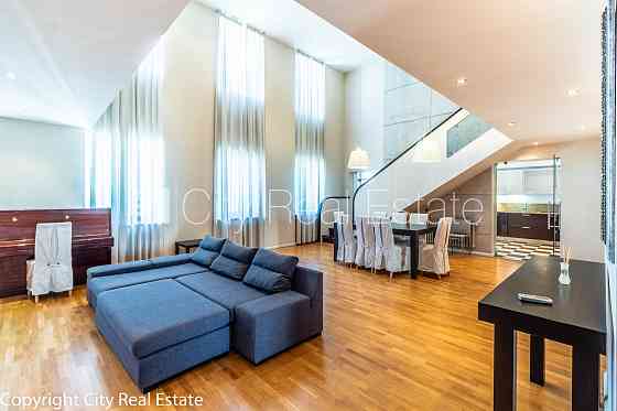 Фасадный дом, закрытый двор, место для машины, апартаменты люкс, лифт, три балкона, Рига