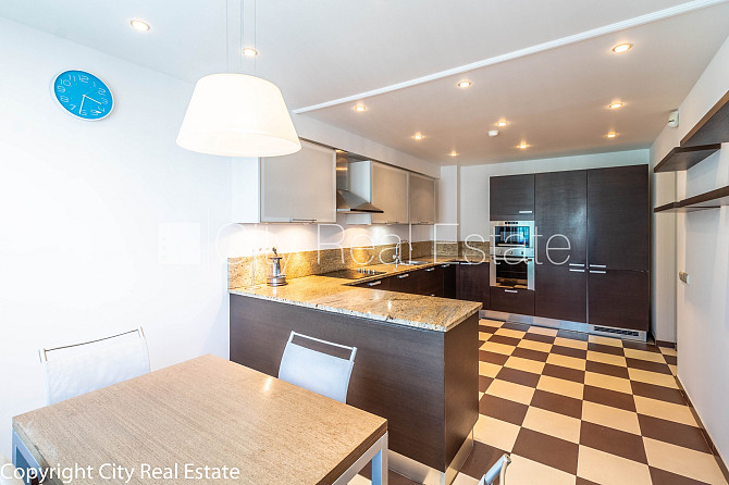 Фасадный дом, закрытый двор, место для машины, апартаменты люкс, лифт, три балкона, Рига - изображение 7