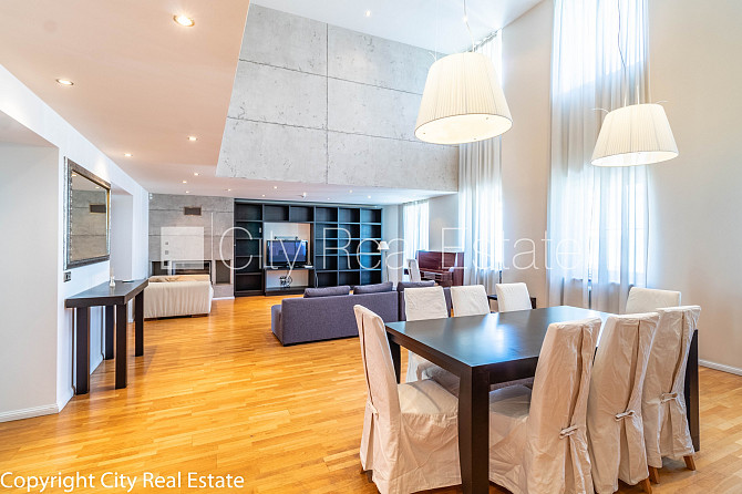 Фасадный дом, закрытый двор, место для машины, апартаменты люкс, лифт, три балкона, Рига - изображение 1