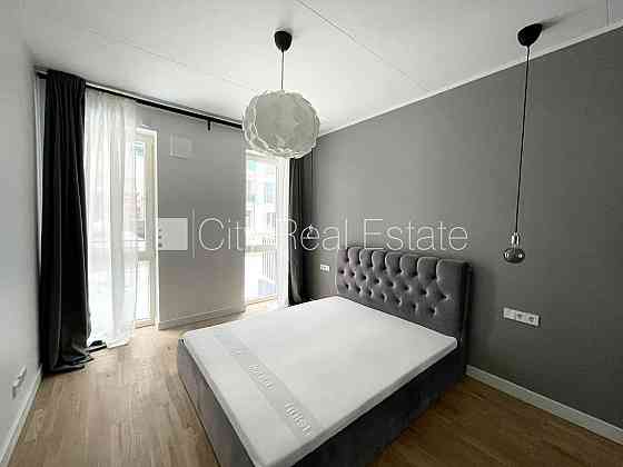 Новостройка, фасадный дом, благоустроенная озеленённая территория, закрытый Рига