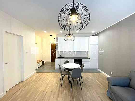 Новостройка, фасадный дом, благоустроенная озеленённая территория, закрытый Рига