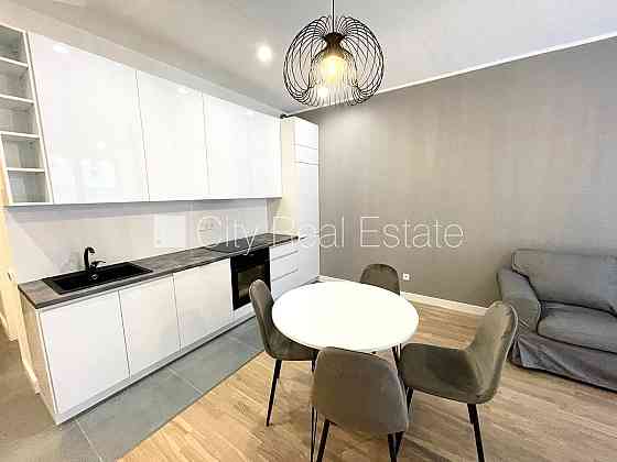 Новостройка, фасадный дом, благоустроенная озеленённая территория, закрытый Рига