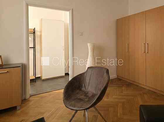 Фасадный дом, реновированный дом, вход с улицы, лестничная клетка после Рига