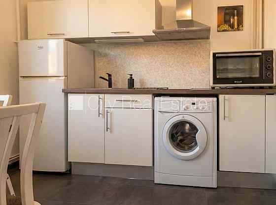 Фасадный дом, реновированный дом, вход с улицы, лестничная клетка после Рига