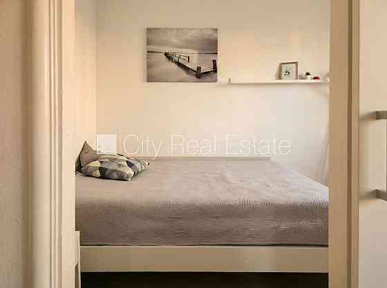 Фасадный дом, реновированный дом, вход с улицы, лестничная клетка после Рига