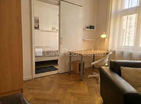 Фасадный дом, реновированный дом, вход с улицы, лестничная клетка после Рига