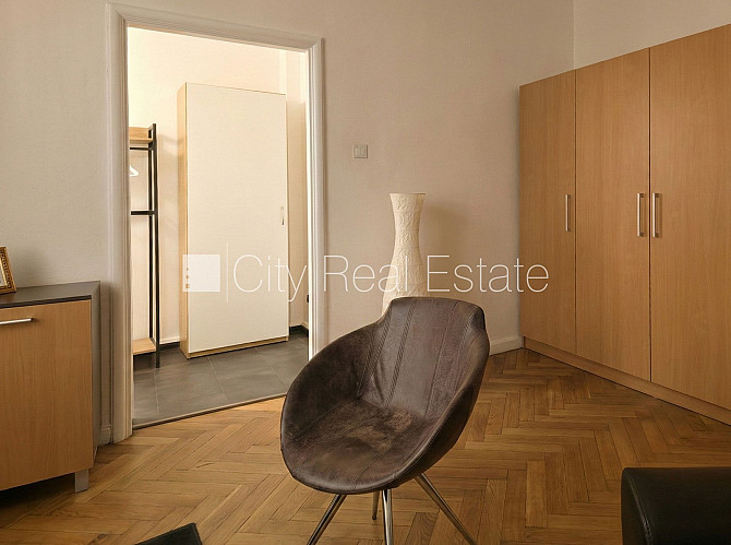 Фасадный дом, реновированный дом, вход с улицы, лестничная клетка после Рига - изображение 3