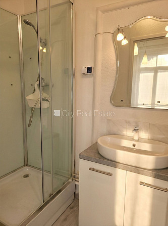 Фасадный дом, реновированный дом, вход с улицы, лестничная клетка после Рига - изображение 8