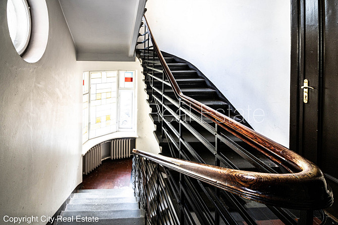 Фасадный дом, реновированный дом, вход с улицы, лестничная клетка после Рига - изображение 9