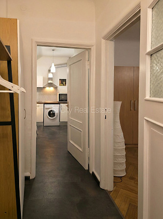 Фасадный дом, реновированный дом, вход с улицы, лестничная клетка после Рига - изображение 7