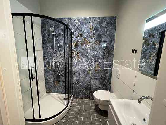 Фасадный дом, реновированный дом, подъездная дорога покрыта брущаткoй, Рига