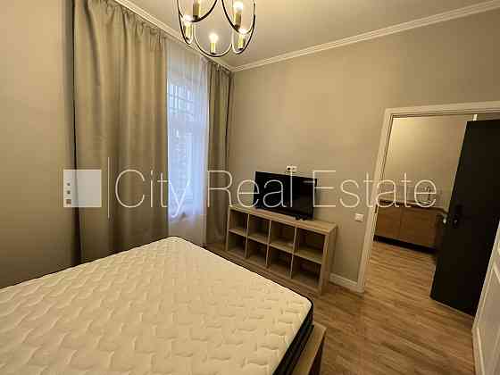 Фасадный дом, реновированный дом, подъездная дорога покрыта брущаткoй, Рига