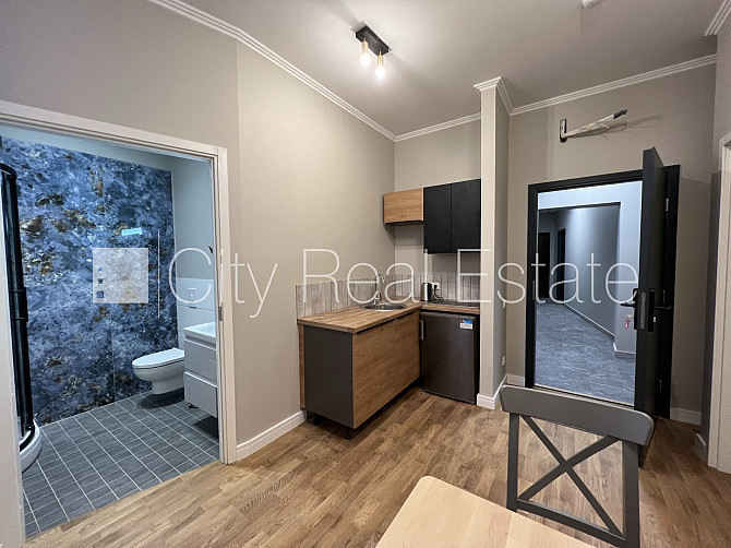 Фасадный дом, реновированный дом, подъездная дорога покрыта брущаткoй, Рига - изображение 1