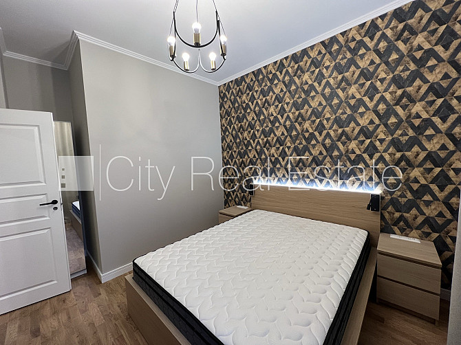 Фасадный дом, реновированный дом, подъездная дорога покрыта брущаткoй, Рига - изображение 3