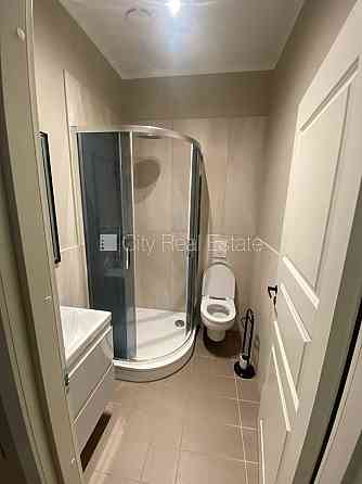 Новостройка, благоустроенный озеленённый двор, закрытый двор, территория Юрмала