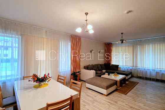 Частный дом, новостройка, благоустроенная озеленённая территория 3557 м2, въездные Jūrmala