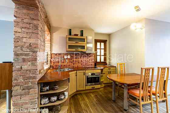 Фасадный дом, реновированный дом, вход с улицы, лифт, лестничная клетка после Рига