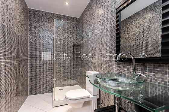 Фасадный дом, вход с улицы, лифт, окна выходят в обе стороны дома, высота потолков Рига