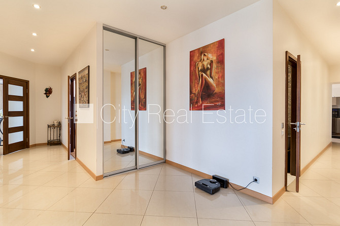 Фасадный дом, вход с улицы, лифт, окна выходят в обе стороны дома, высота потолков Рига - изображение 8