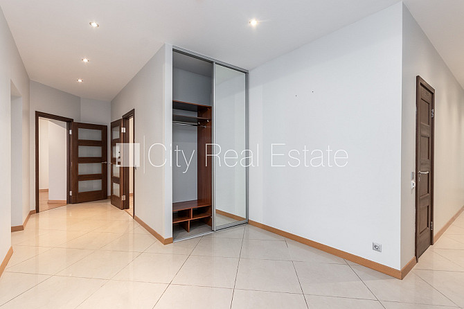 Фасадный дом, вход с улицы, лифт, окна выходят в обе стороны дома, высота потолков Рига - изображение 2