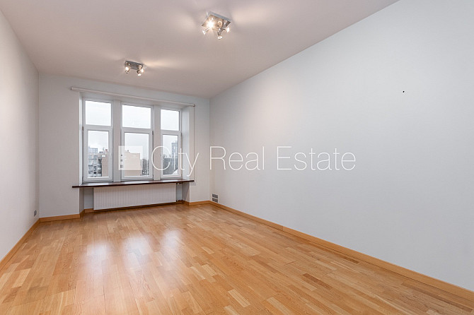 Фасадный дом, вход с улицы, лифт, окна выходят в обе стороны дома, высота потолков Рига - изображение 10