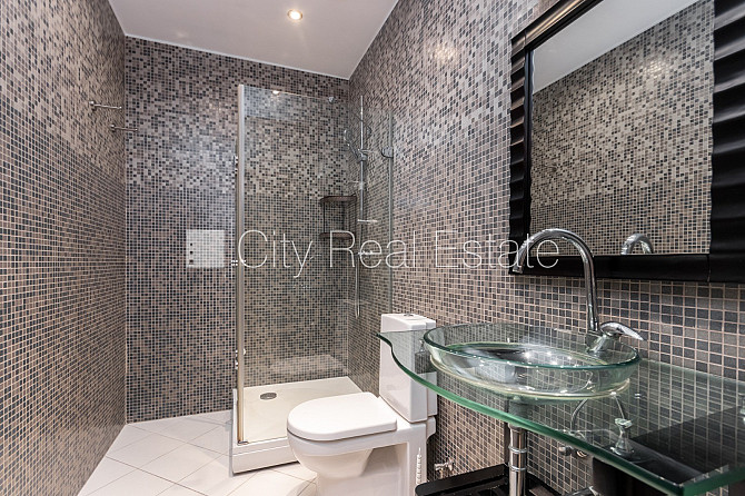 Фасадный дом, вход с улицы, лифт, окна выходят в обе стороны дома, высота потолков Рига - изображение 4