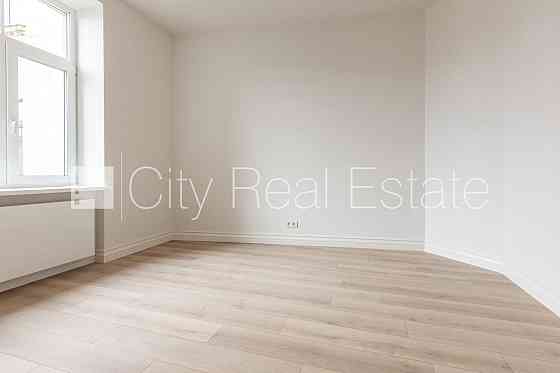 Земля в собственности, фасадный дом, реновированный дом, закрытый двор, лифт, Рига