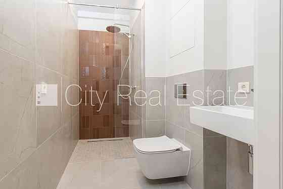 Земля в собственности, фасадный дом, реновированный дом, закрытый двор, лифт, Рига