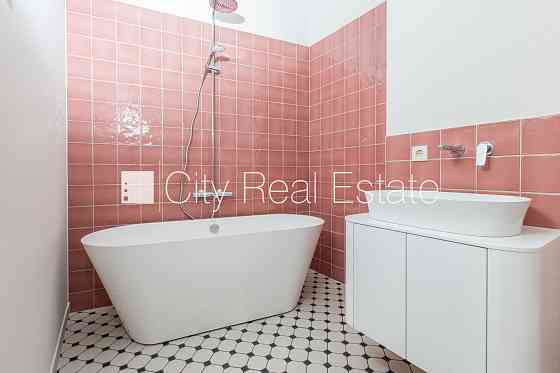 Фасадный дом, реновированный дом, заменены инженерные коммуникации, поменянное Рига