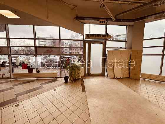 Места для нескольких машин, вход с улицы и со двора, система кондиционирования Rīga