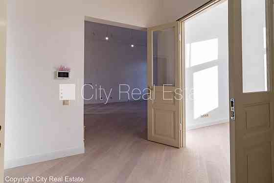 Фасадный дом, реновированный дом, фасад с декоративной штукатуркой, закрытый Рига