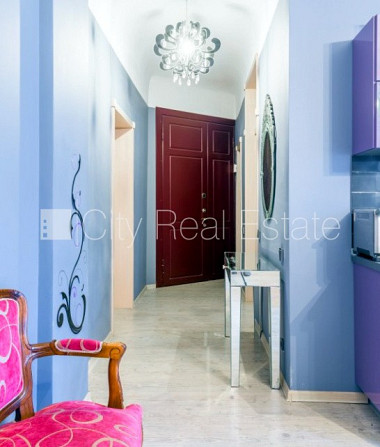 Здание во дворе, кирпичные стены, фасад с декоративной штукатуркой, Рига - изображение 11