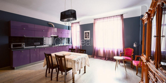 Здание во дворе, кирпичные стены, фасад с декоративной штукатуркой, Рига - изображение 1