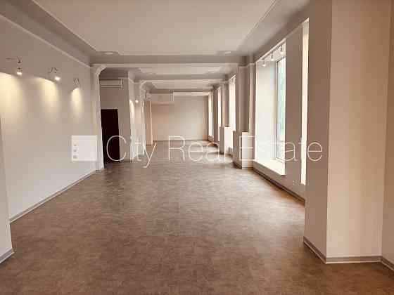 Фасадный дом, закрытый двор, отопление - воздушный теплонасос, бойлер для горячей Rīga