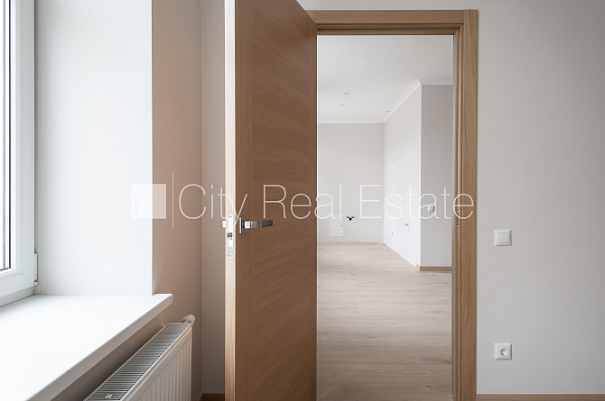 Фасадный дом, закрытый двор, место для машины, вход с улицы, лифт, лестничная Рига - изображение 6