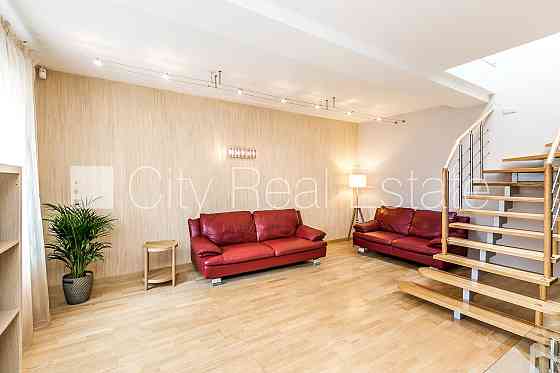 Дом во дворе, мансарда, окна выходят во двор, количество спален 2 шт., двухэтажный, Рига