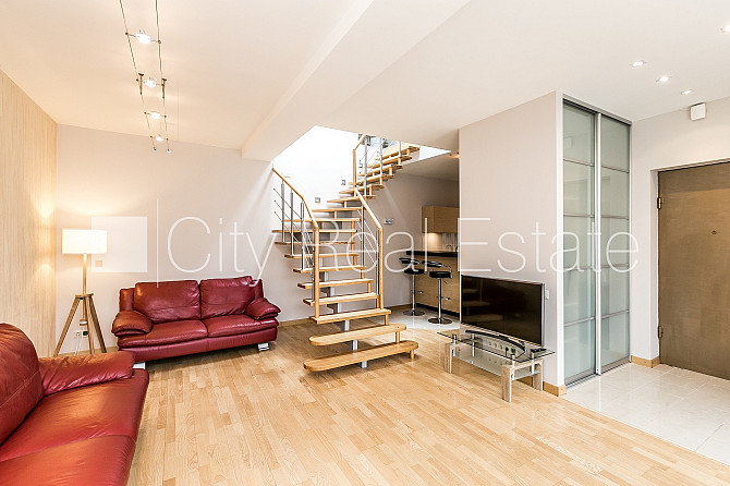 Дом во дворе, мансарда, окна выходят во двор, количество спален 2 шт., двухэтажный, Рига - изображение 1