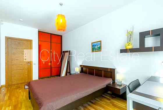 Новостройка, фасадный дом, благоустроенная озеленённая территория, гараж на одну Рига