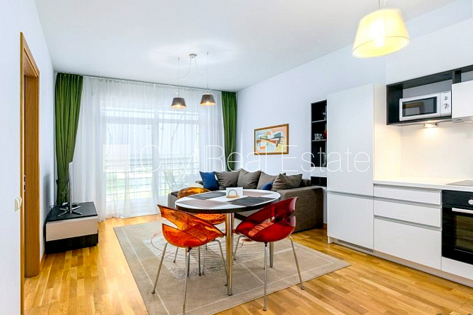 Новостройка, фасадный дом, благоустроенная озеленённая территория, гараж на одну Рига - изображение 1